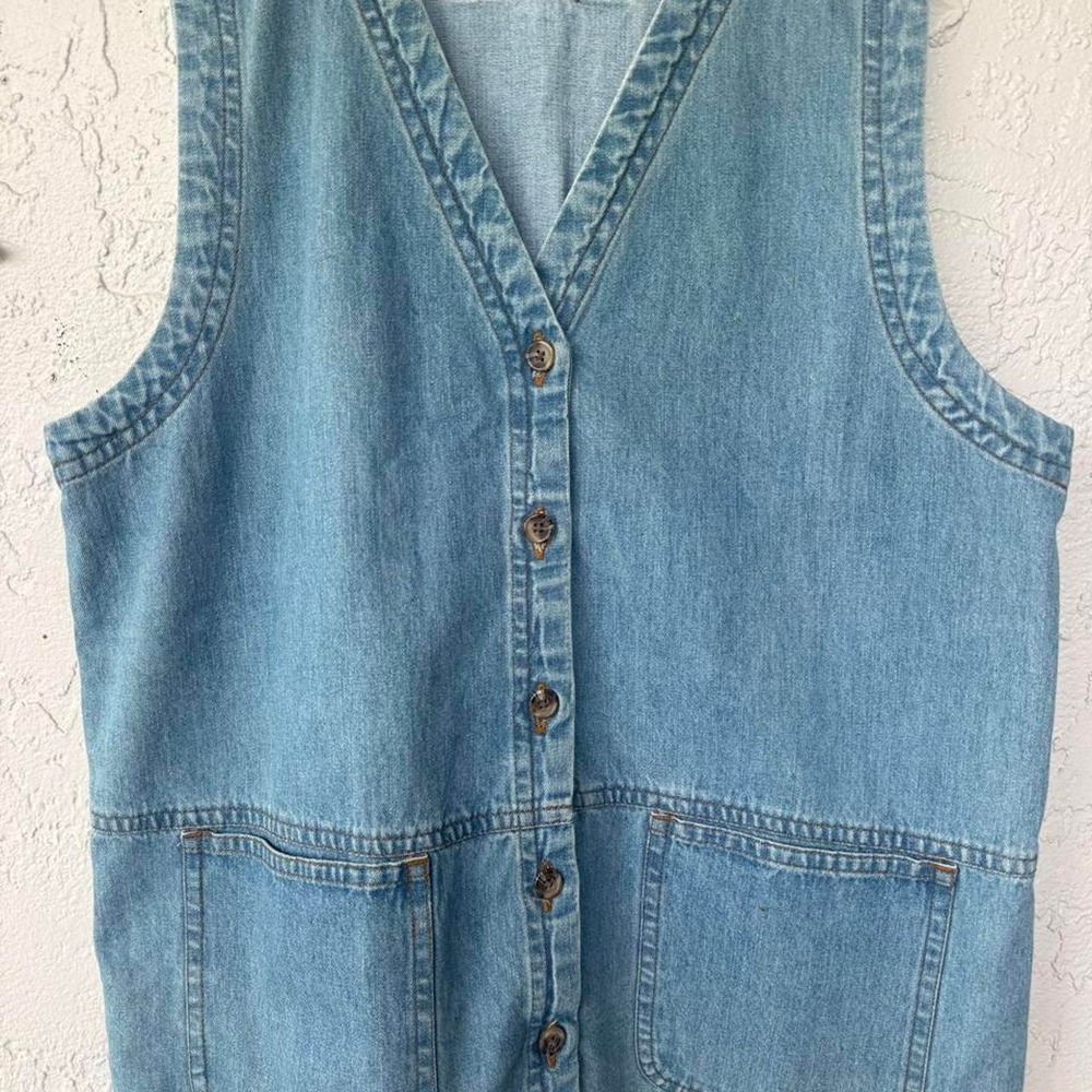 Cabin Creek denim vest with button-up front and pockets, size L. 100% cotton.